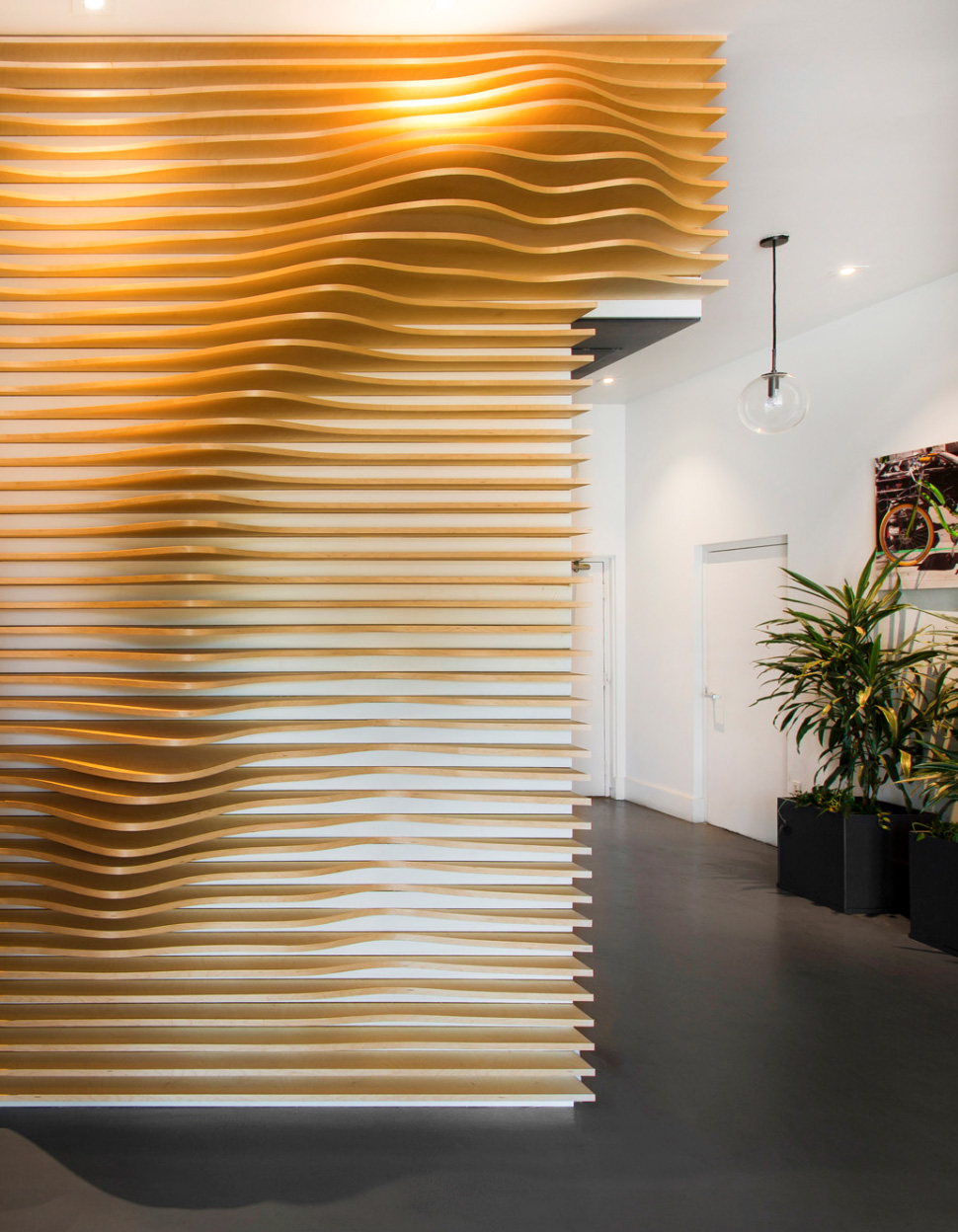 Wood boards that form a diffusing layer in an office lobby